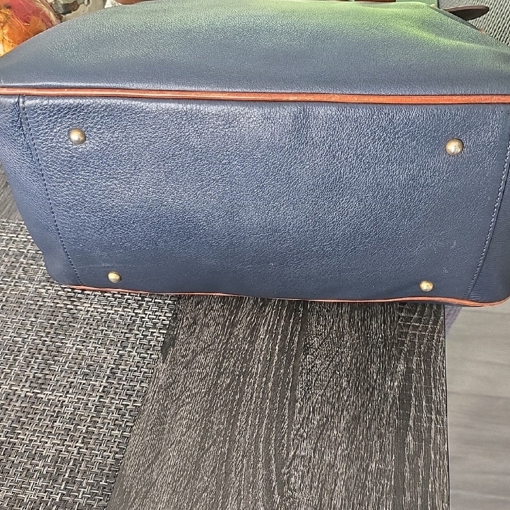 Elegant Two-Tone Leather Handbag - Picture 3 of 16